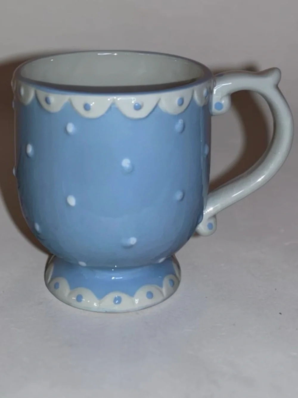 VALERIE PFEIFFER Set of 4 Pedestal Mugs Polka Dot Scalloped Edges LT Blue White - Picture 4 of 6